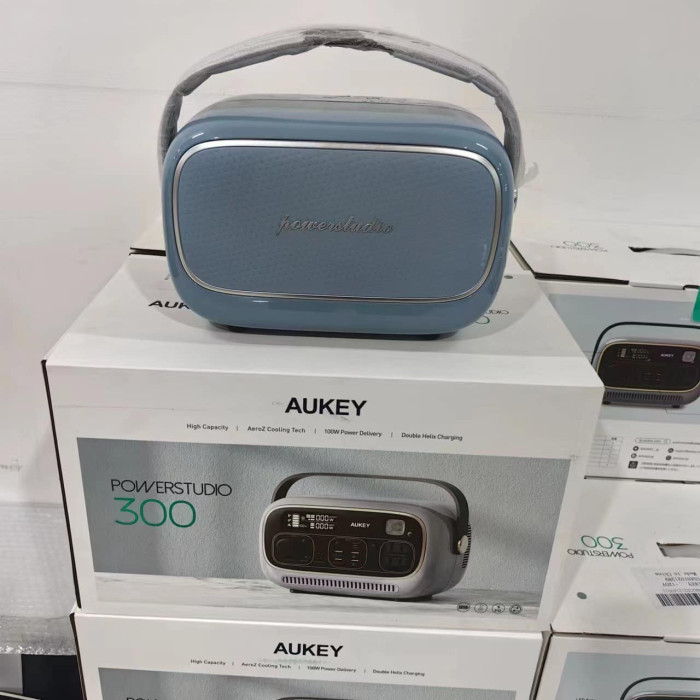 Trạm sạc di động hãng Aukey PS-RE03 P ( Đức) Power Studio 300 dung lượng 82.500mAh