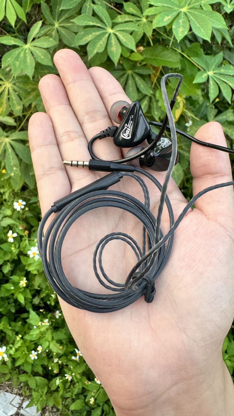 Tai nghe dây in-ear hãng Baisishang có phím Volume