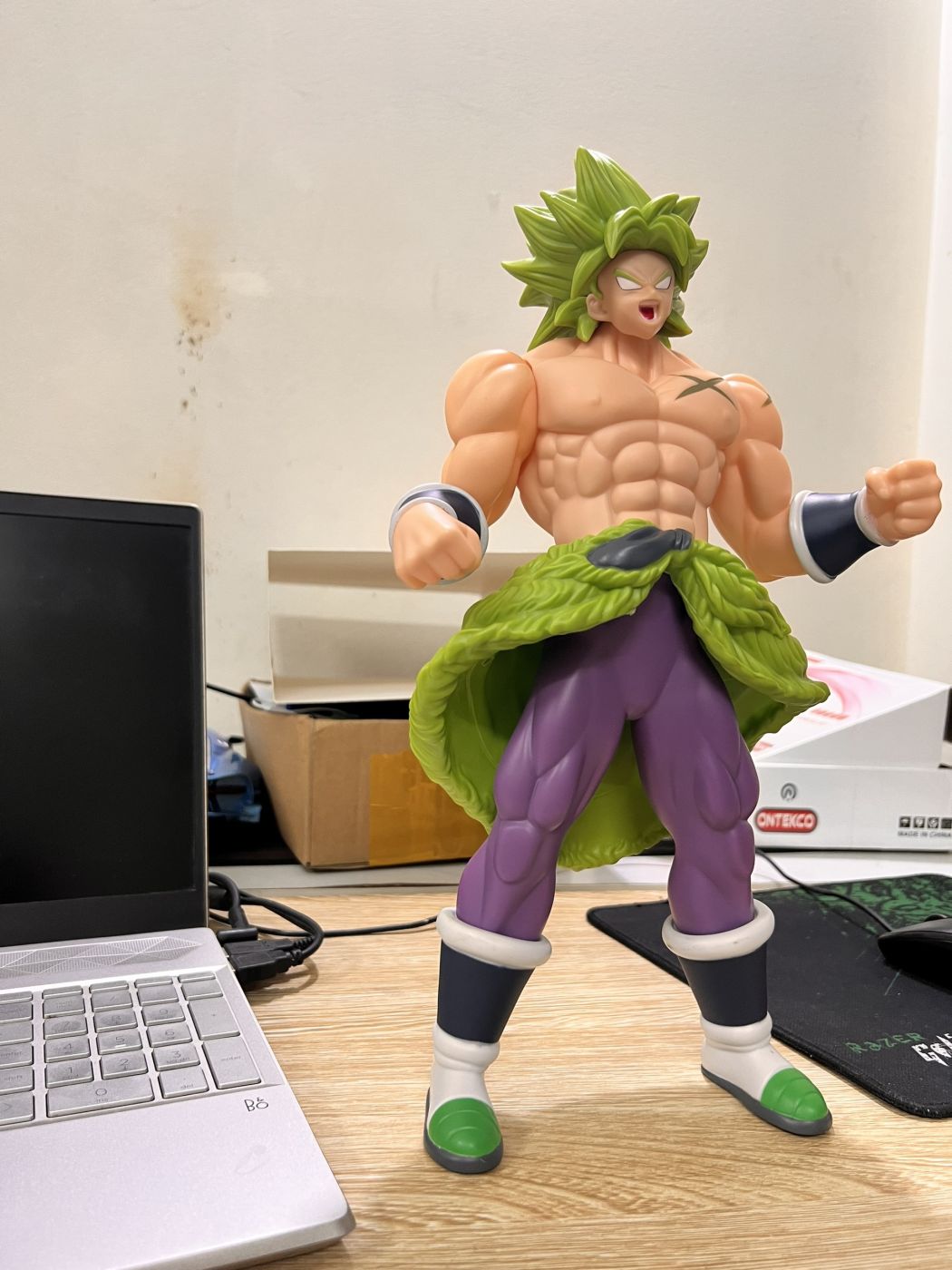 Mô hình BROLY trong 7 viên ngọc rồng cao 38cm