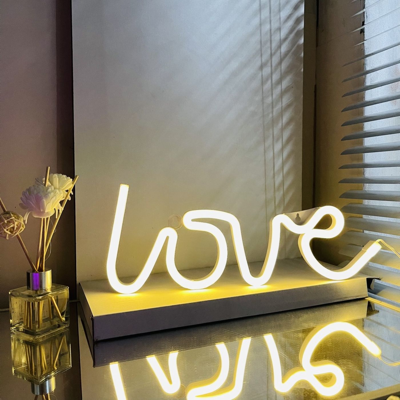 Đèn led neon chữ LOVE