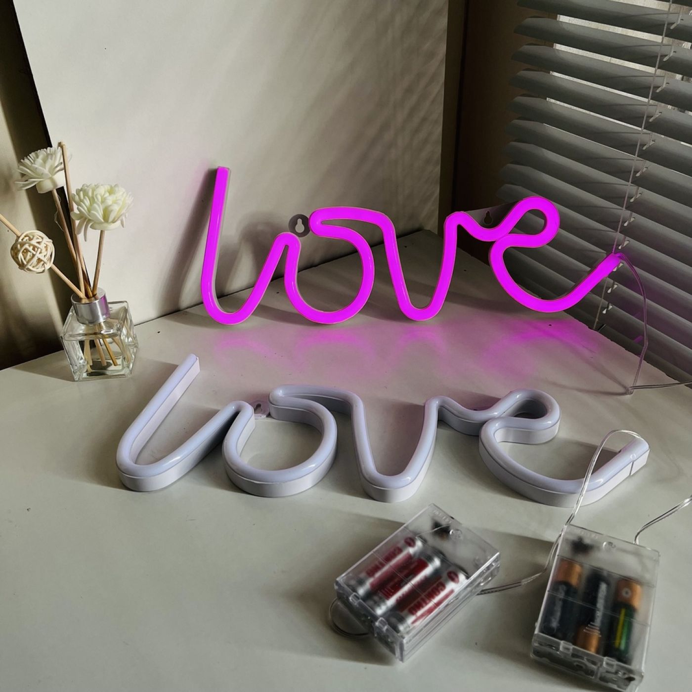 Đèn led neon chữ LOVE