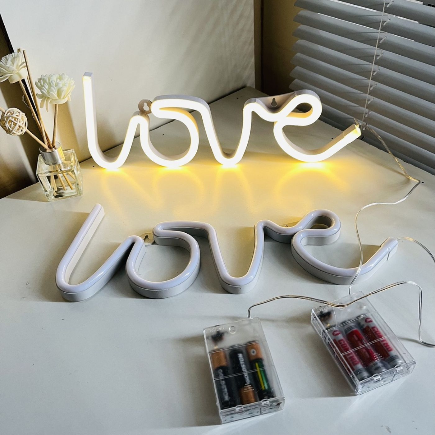 Đèn led neon chữ LOVE