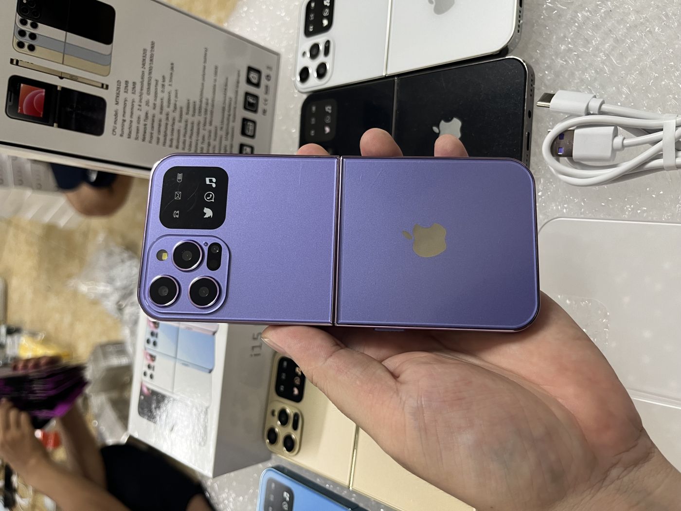 Điện thoại nắp gập i15pro 2sim hit hot