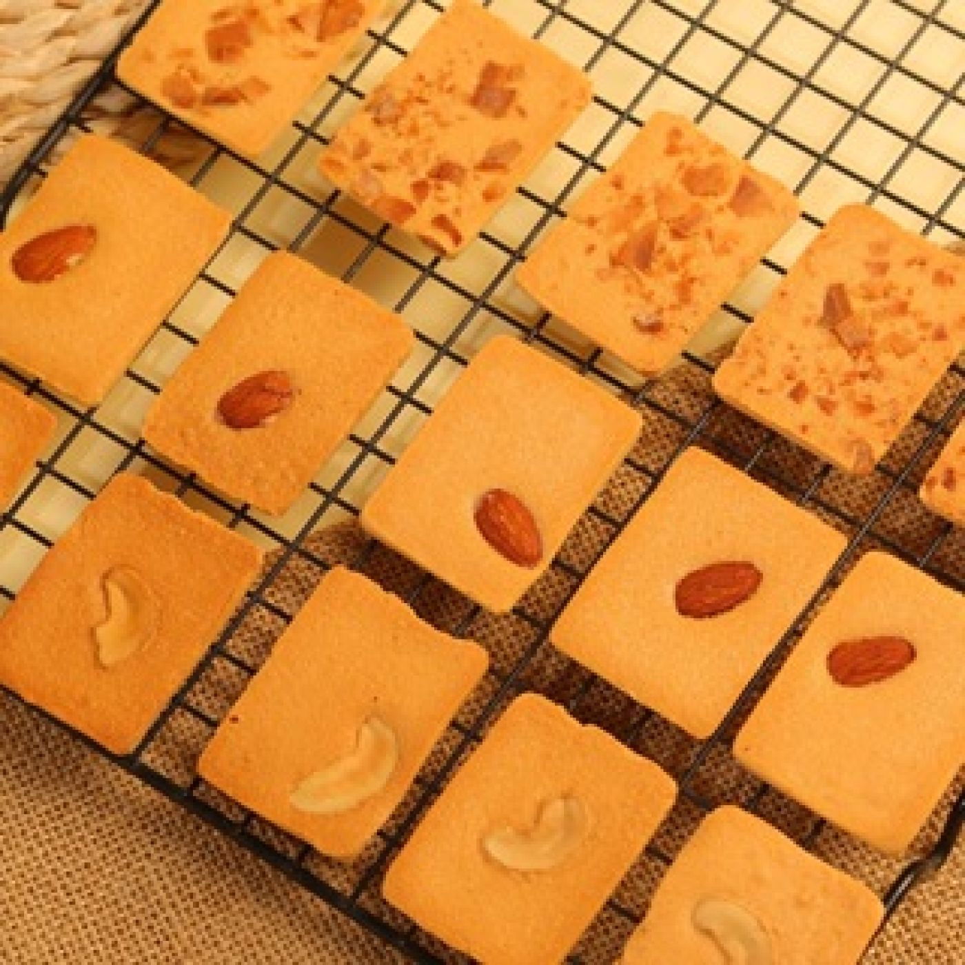 Bánh Quy Hạt Nagano Nut Cake Hộp 390G ~ 45c